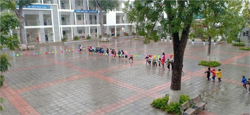 Các em học sinh của Liên đội tiểu học Kiêu Kỵ ổn định nề nếp trong ngày đầu đến trường.